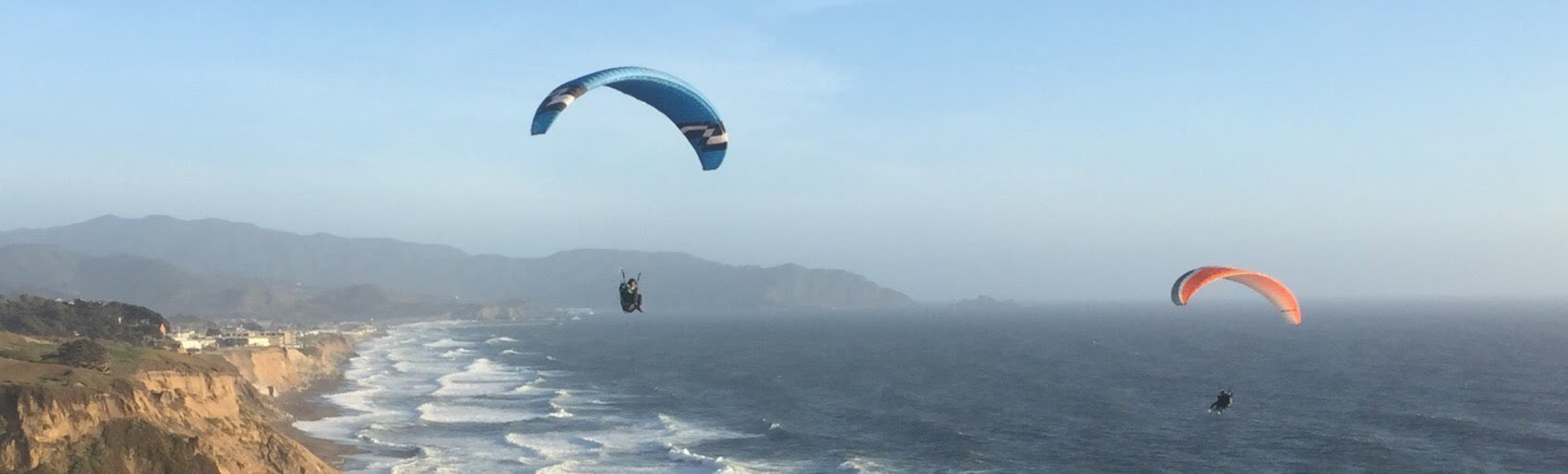 The author (left) flying at Cheetah Ridge (“southside”), Mussel Rock, Daly City, CA